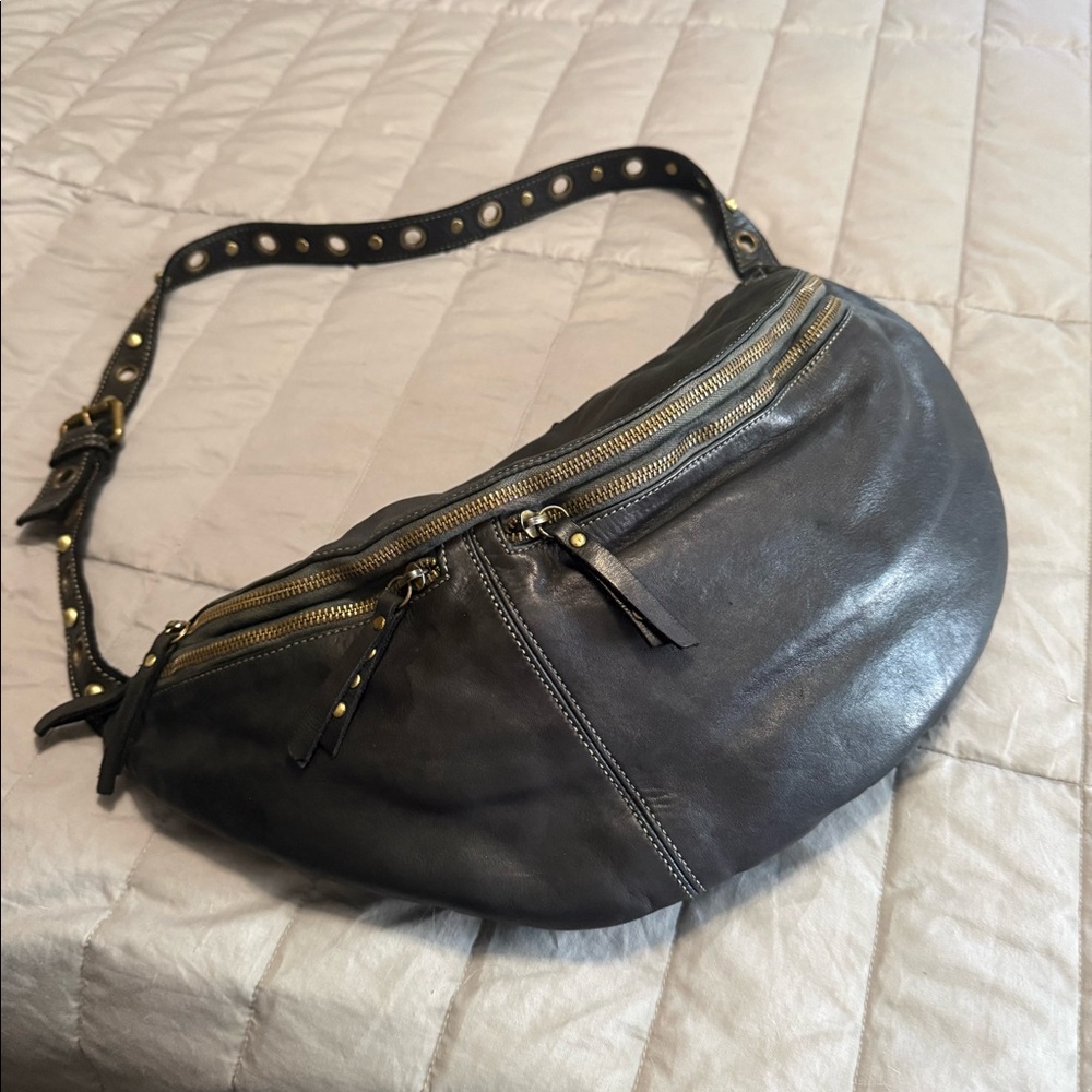 Free People Bolsa Nova leather sling bag